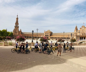 Seville: Relaxing City Bike Tour with a Tour Guide