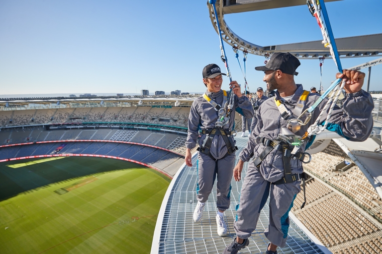 Perth : expérience de vertige sur le toit du stade OptusPerth: promenade sur le toit du stade Optus avec un harnais