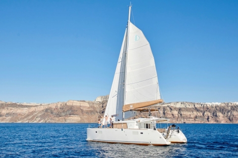 Santorini: crucero en catamarán con almuerzo y barra libre
