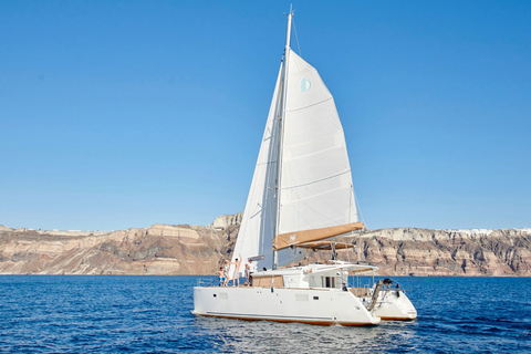 Cruzeiro de catamarã em Santorini Gold com mergulho com snorkel, churrasco e open bar