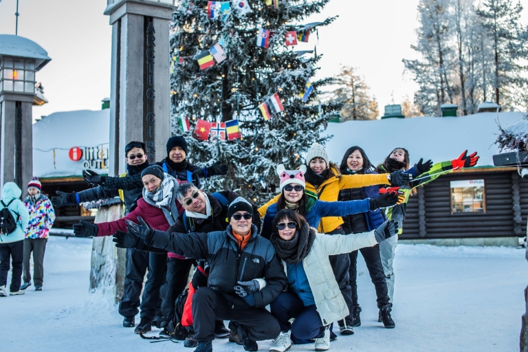 Rovaniemi: Private Pro Photoshoot in Santa Claus Village