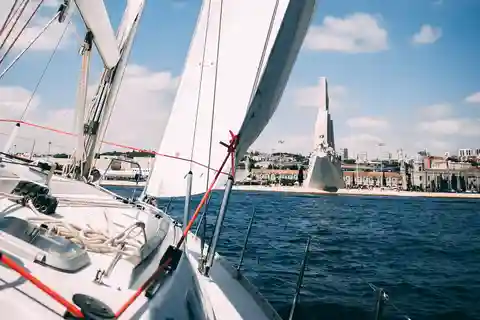 Lissabon: Yachtseglingstur med portugisiskt vin och historia