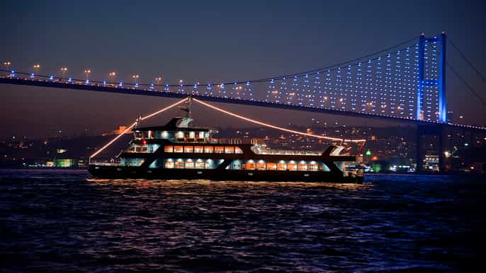 Estambul: crucero con cena y entretenimiento en mesa privada
