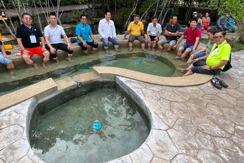 Desde Krabi: visita a las aguas termales y al museo de agua salada de Khlong ThomExcursión de un día a Khlong Thom con masaje tailandés