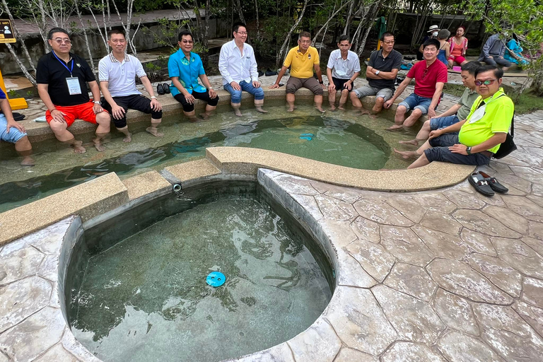 De Krabi: visite de la source chaude d'eau salée de Khlong Thom et du muséeExcursion d'une journée à Khlong Thom avec massage thaïlandais