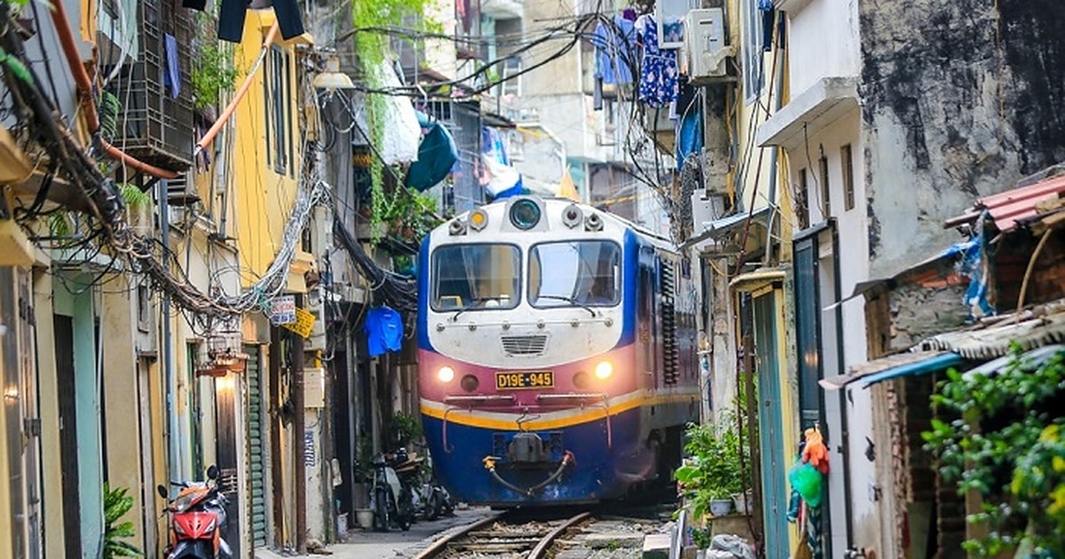 hanoi train street food tour