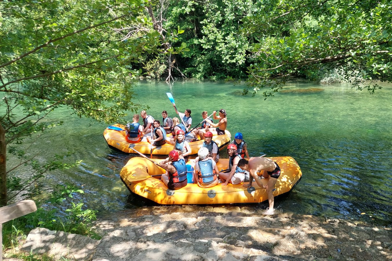 Fendez : Rafting dans les rapides de Cetina et saut de falaise avec instructeurOption de lieu de rendez-vous sans transfert