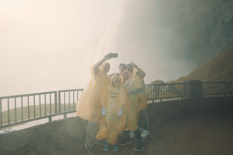 Z wodospadu Niagara w USA: Canadian Side Tour z biletami wstępuWodospad Niagara: Wycieczka z przewodnikiem po wodospadzie i bilet na atrakcje