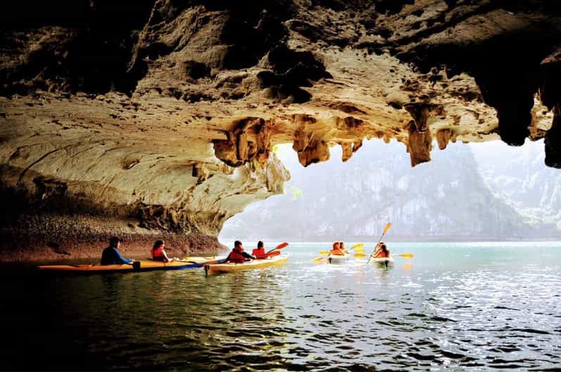 Hanoi retourtrip naar Halong Bay met transfers GetYourGuide