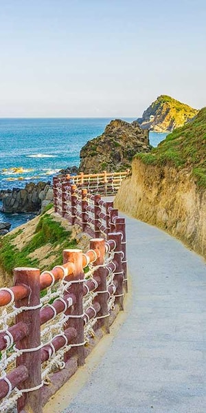 https://cdn.getyourguide.com/img/tour/631f24a1c0fb6e04205f012f92bb15d7f50359e2317bc01512f4ae232baa8389.jpeg/174.jpg