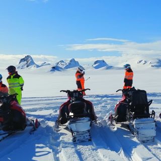 Langjökull: Gletscher-Schneemobilfahrt mit Guide