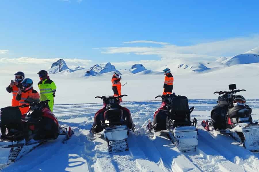 Von Geysir aus: Schneemobil-Abenteuer auf dem Gletscher Langjökull. Foto: GetYourGuide