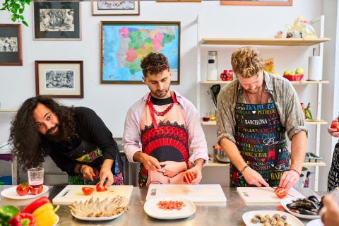 Barcelona: Clase de cocina de paella con sangría y visita al mercado