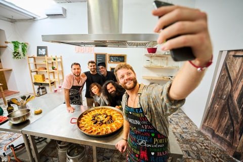 Barcelona: klasa paelli z tapas, sangrią i wizytą na rynkuBarcelona: wycieczka po targu La Boquería i kurs gotowania paelli