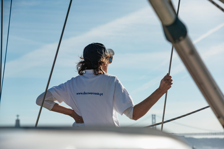 Lissabon: Stadssilhuett Segelbåtskryssning med drink och snacksDay Cruise på engelska