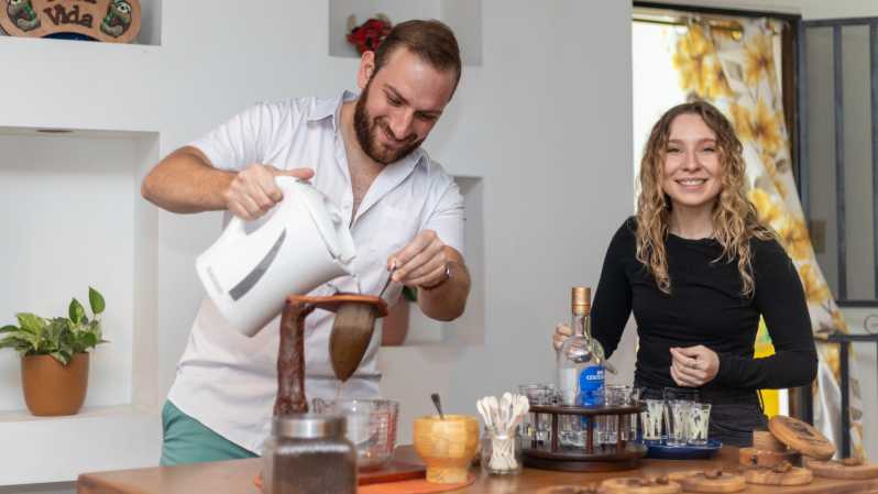San José: Visita Nocturna a la Cultura Gastronómica con Clase de Coctelería