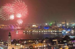 Hamburg: Hafengeburtstag Abendfahrt mit Feuerwerk