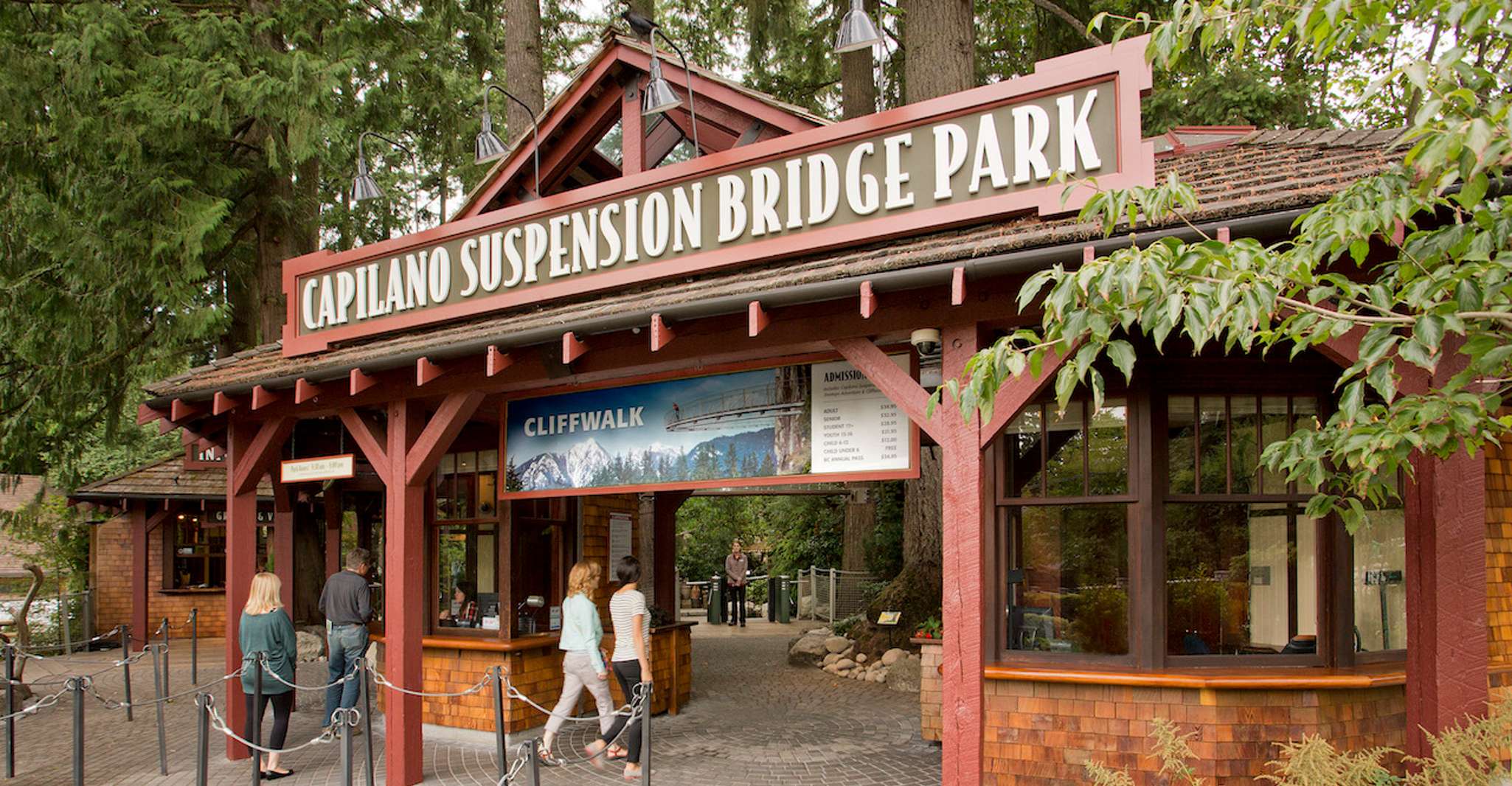Small group tour of Capilano Bridge & Grouse Mountain - Hizvo