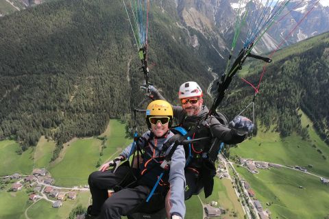 Neustift im Stubaital: Panoramic Tandem Paragliding Flight