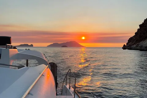 Milos: crociera in catamarano al tramonto con visita a Kleftiko