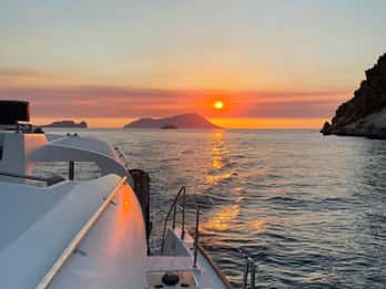 Milos: cruzeiro de catamarã ao pôr do sol com visita a Kleftiko