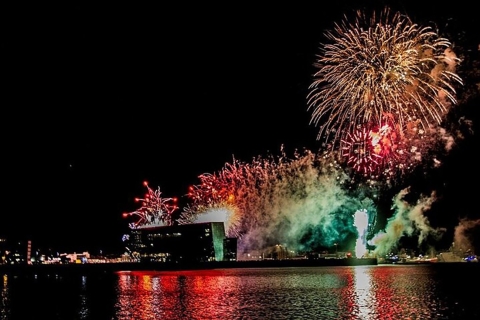 Desde Reikiavik: fuegos artificiales de Año Nuevo en barcoDesde Reikiavik: fuegos artificiales de Año Nuevo de Boa