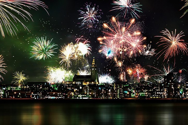 Desde Reikiavik: fuegos artificiales de Año Nuevo en barcoDesde Reikiavik: fuegos artificiales de Año Nuevo de Boa