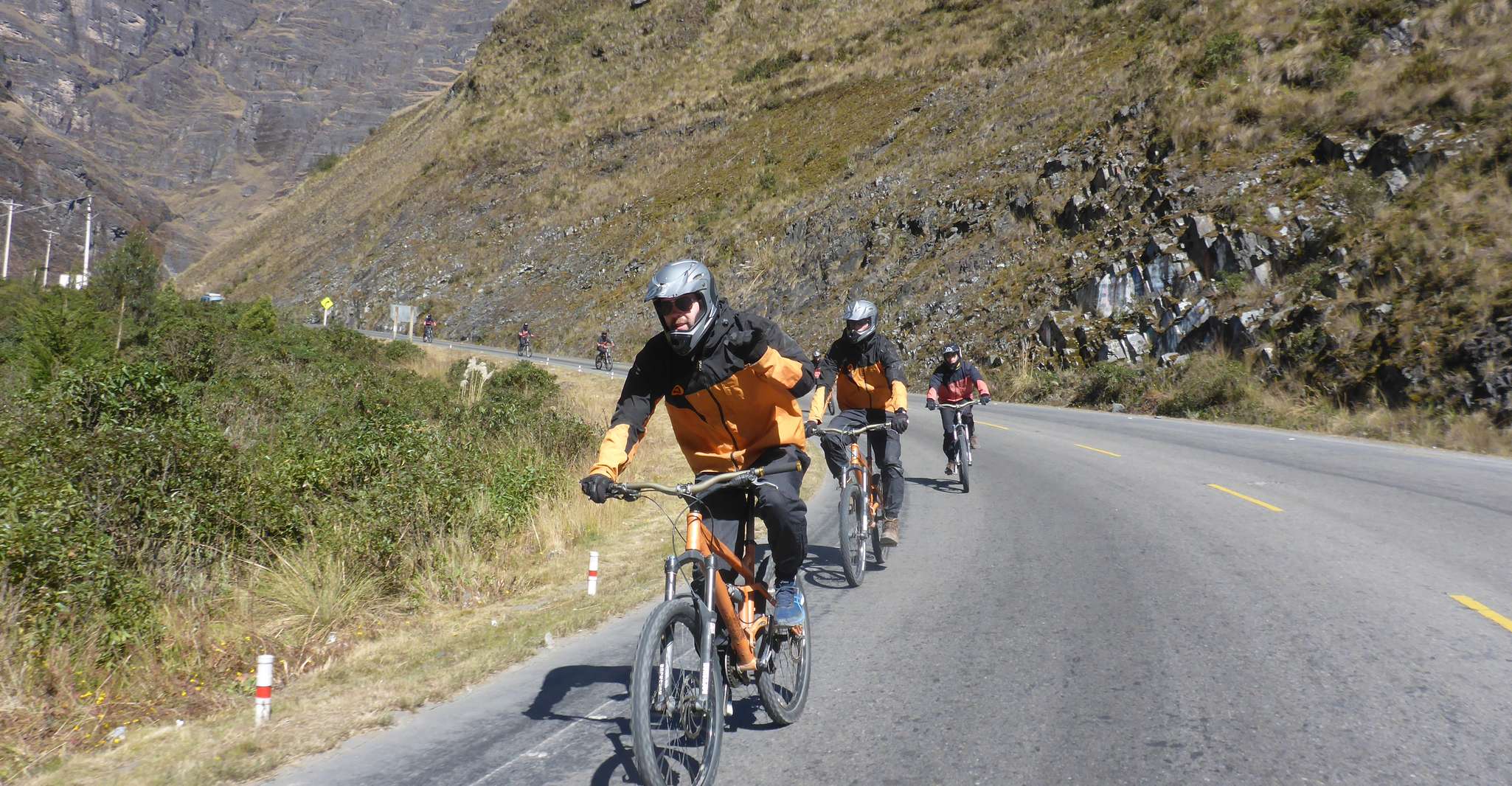 ラパスより,世界一危険な道路自転車ツアー. - Hizvo