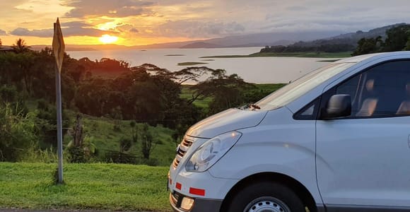 La Fortuna: Private Transfer to Manuel Antonio & Crocodiles