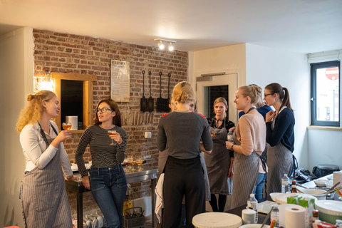 Brugge: Workshop Belgische wafels maken met bierproeverijIn het centrum van Brugge