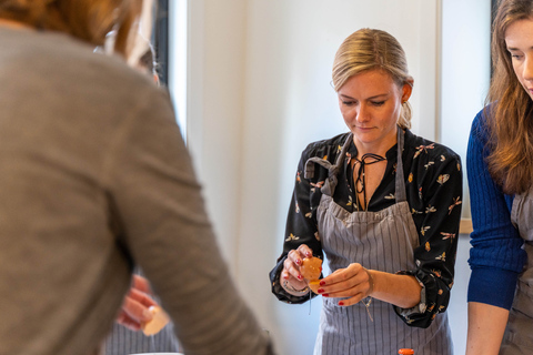 Brugge: Workshop Belgische wafels maken met bierproeverijIn het centrum van Brugge