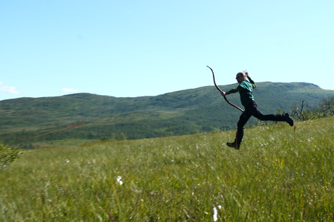 Experimenta la naturaleza noruega: haz senderismo con REAL ARCHERYTromsø: experiencia de caza con arco con instructor y bebida caliente