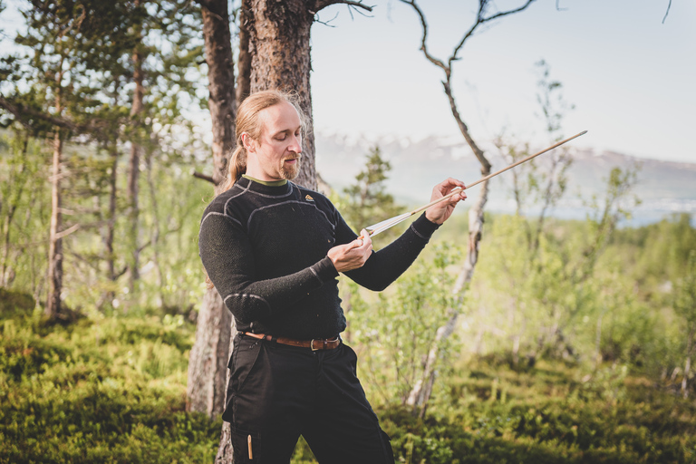 Experimenta la naturaleza noruega: haz senderismo con REAL ARCHERYTromsø: experiencia de caza con arco con instructor y bebida caliente