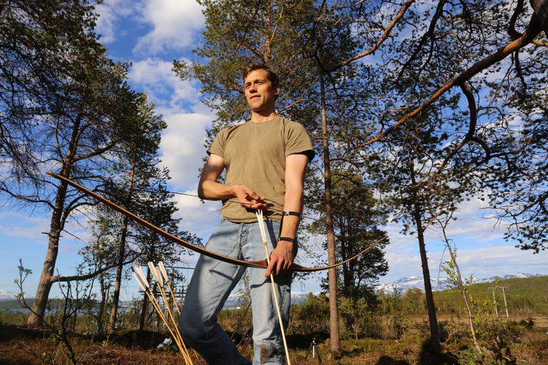 Experimenta la naturaleza noruega: haz senderismo con REAL ARCHERYTromsø: experiencia de caza con arco con instructor y bebida caliente