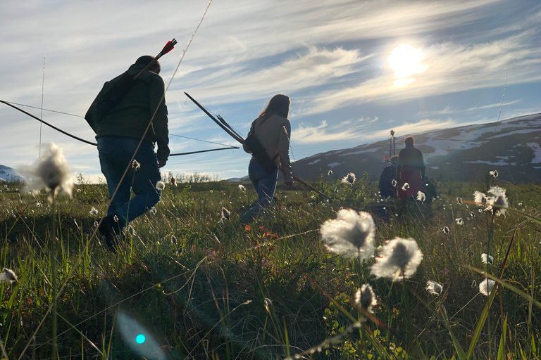 Experimenta la naturaleza noruega: haz senderismo con REAL ARCHERYTromsø: experiencia de caza con arco con instructor y bebida caliente