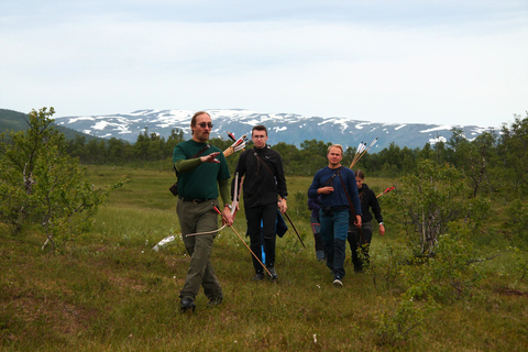 Experimenta la naturaleza noruega: haz senderismo con REAL ARCHERYTromsø: experiencia de caza con arco con instructor y bebida caliente