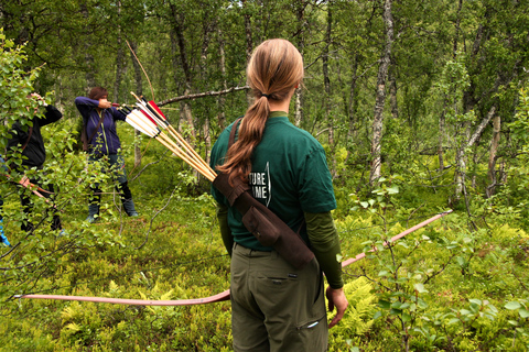 Experimenta la naturaleza noruega: haz senderismo con REAL ARCHERYTromsø: experiencia de caza con arco con instructor y bebida caliente