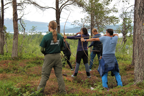 Experimenta la naturaleza noruega: haz senderismo con REAL ARCHERYTromsø: experiencia de caza con arco con instructor y bebida caliente