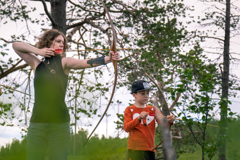 Experimenta la naturaleza noruega: haz senderismo con REAL ARCHERYTromsø: experiencia de caza con arco con instructor y bebida caliente