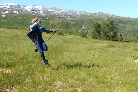 Experimenta la naturaleza noruega: haz senderismo con REAL ARCHERYTromsø: experiencia de caza con arco con instructor y bebida caliente