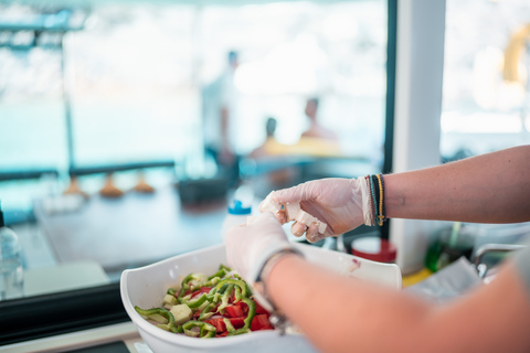 Santorini: Majestuoso Crucero en Catamarán con Comida y BebidasCrucero de un día Majestic