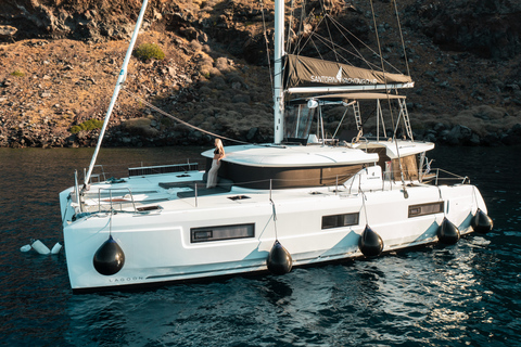 Santorin : Croisière majestueuse en catamaran avec repas et boissonsCroisière de jour Majestic