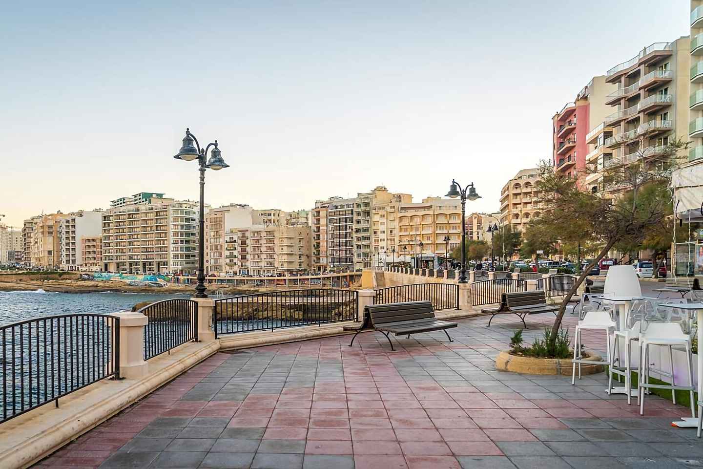 Afternoon Harbours Cruise with Guide and Roundtrip Transfers