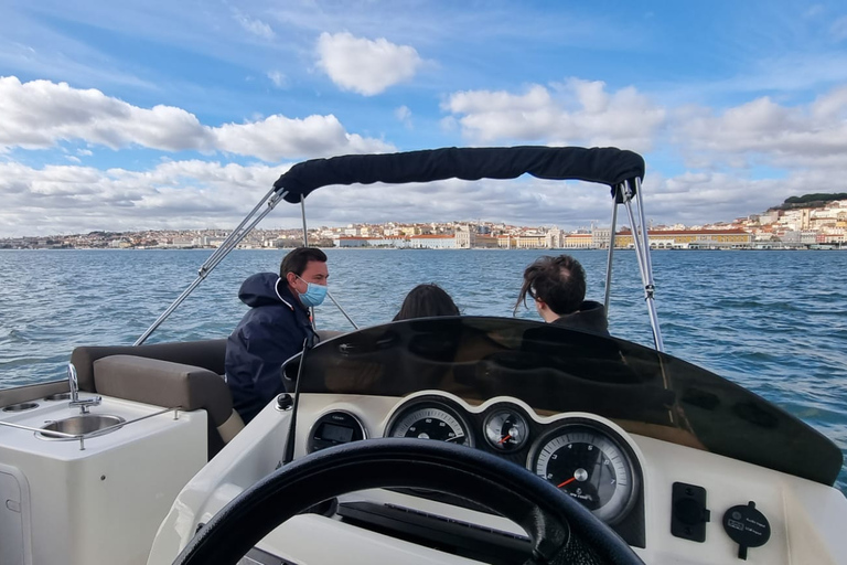 Lisboa: Passeio de Barco com ChampanheCruzeiro compartilhado com champanhe