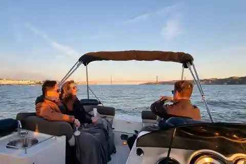 Lisbon: Boat Tour with Champagne