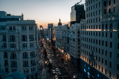 Madrid: Lokale Tapas- und Weintour mit Getränken und AussichtHäppchen und Tapas auf Märkten: Kulinarische Tour mit Drink auf Dachterrasse