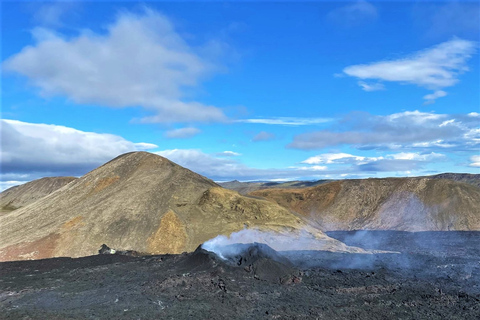 Reykjavík: Volcano Eruption Site Hike and Geothermal Tour Tour with Pickup from Selected Locations