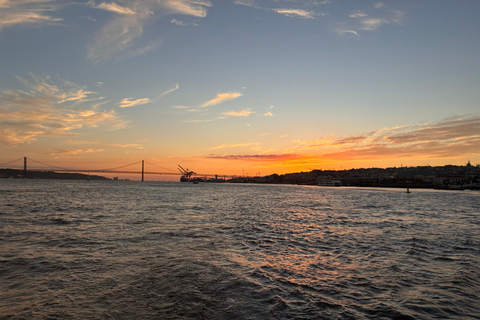 Sunset aboard a sailboat in Lisbon! Sunset aboard a sailing boat in Lisbon!