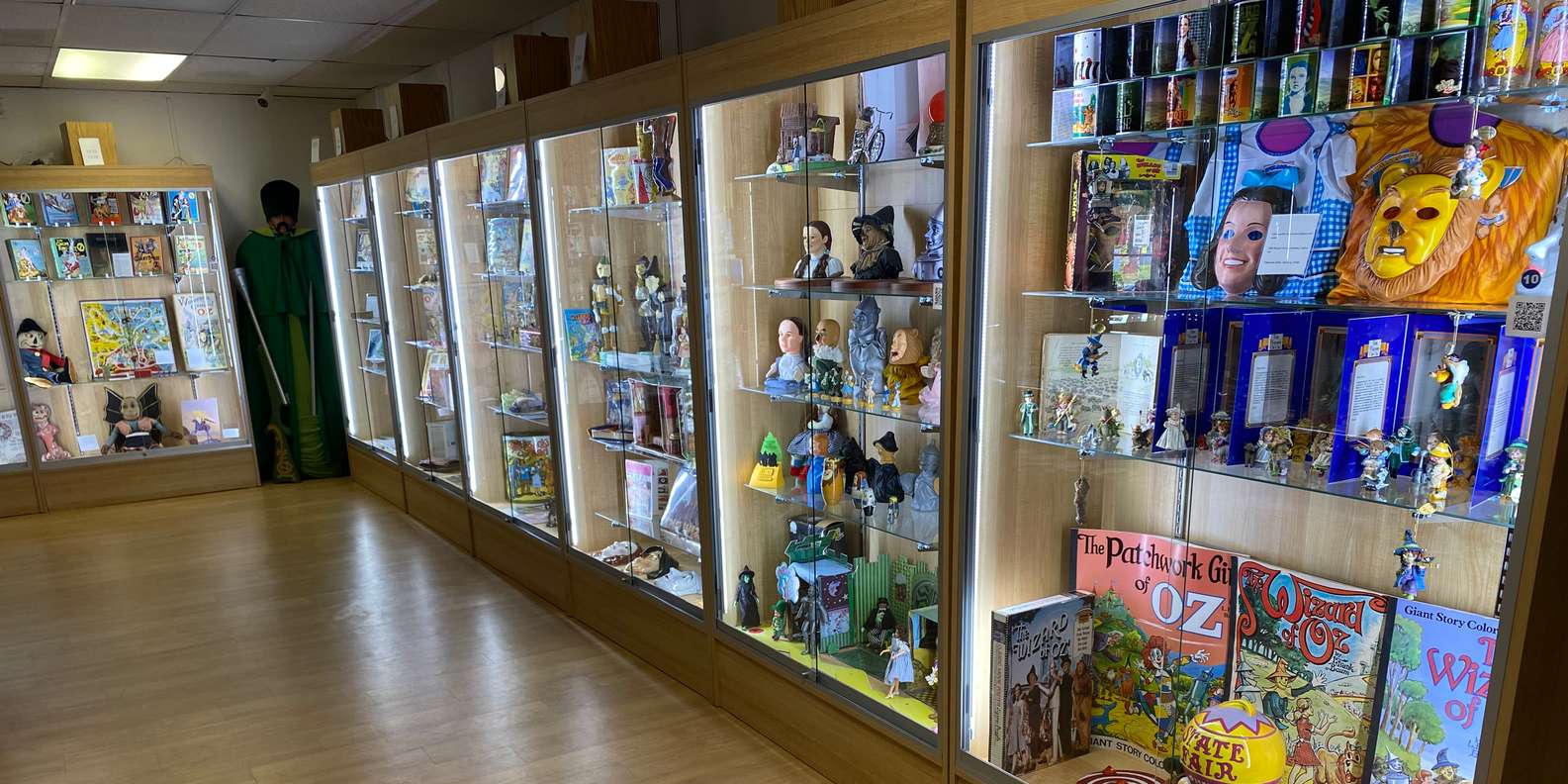 置物 out of museum 現代美術家・岡本亮が通う、目利きの店。羽根木〈Out of museum