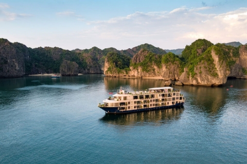 Desde Hanoi: crucero nocturno por la bahía de Ha Long con comidas y trasladoCrucero con suite con balcón
